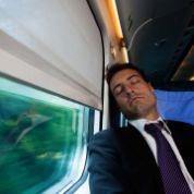 Mann schläft im Zug mann-schlaeft-im-zug